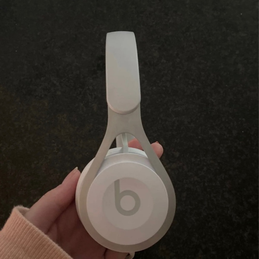 White wired beats